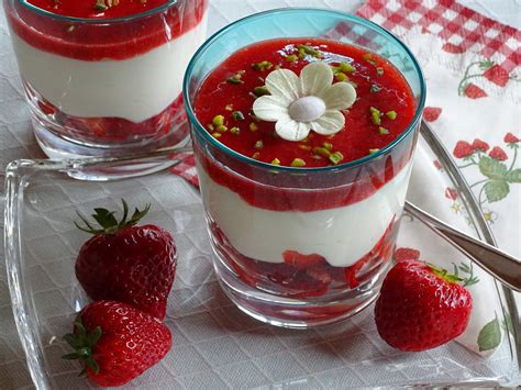Erdbeerpäckchen mit Joghurt und Pinienkernen
