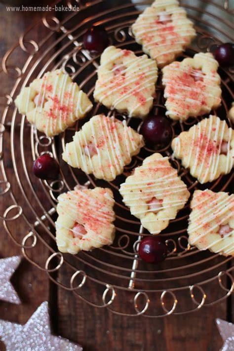 Erdbeerplätzchen: Mürbeteig, weiße Ganache, Erdbeerpulver als Topping