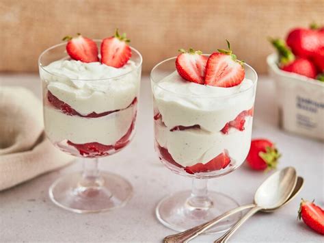 Erdbeerquark im Glas, geschichtet