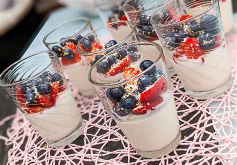 Erdbeerquark im Glas als gesunder Snack