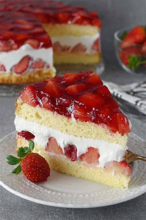 Erdbeersahnetorte mit Biskuit und Sahnebordüre
