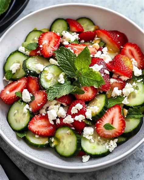 Erdbeersalat mit Feta, Minze und Honig-Balsamico-Dressing