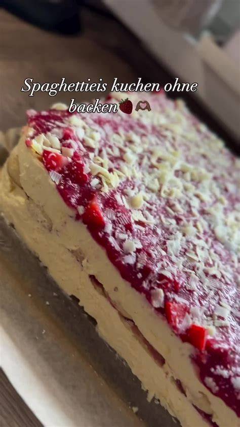 Erdbeersoße und frische Erdbeeren für Spaghettieis-Kuchen