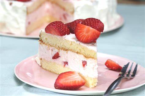 Erdbeertorte aufgeschnitten mit cremiger Füllung