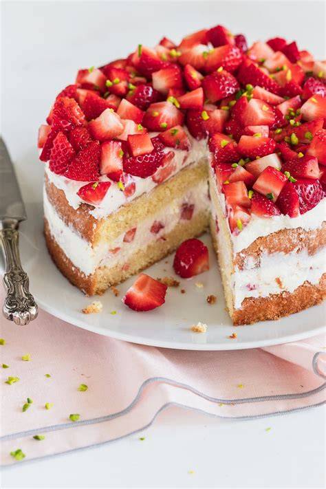 Erdbeertorte mit Biskuitboden und frischen Erdbeeren auf einem Teller
