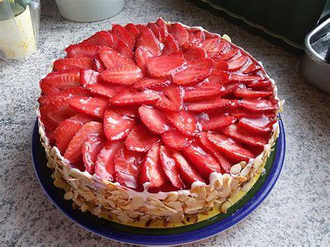 Erdbeertorte mit Pistazien und Vanillecreme