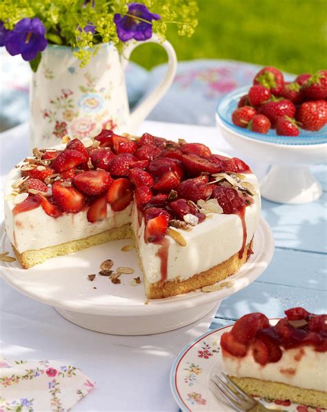 Erdbeertorte mit Quarkfüllung und frischem Obst dekoriert