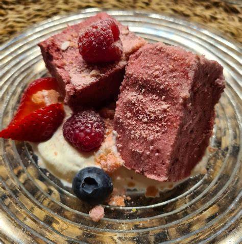 Erdbeervariationen: Halbierte Beeren, Würfel, Püree-Schlieren
