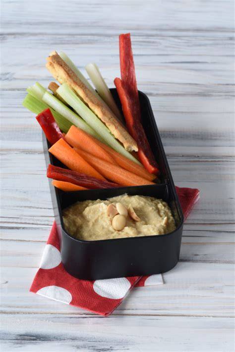 Erdnuss-Hummus und Gemüsesticks als gesunder Snack