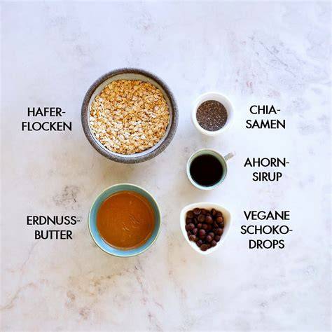 Erdnussbutter, Haferflocken und Datteln als Zutaten