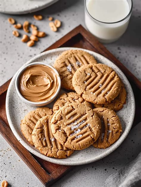 Erdnussbutter Kekse frisch aus dem Ofen und mit Schokolade verziert