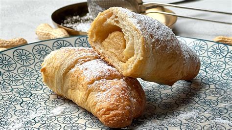 Erdnussbutter-Croissants frisch gebacken auf einem Teller