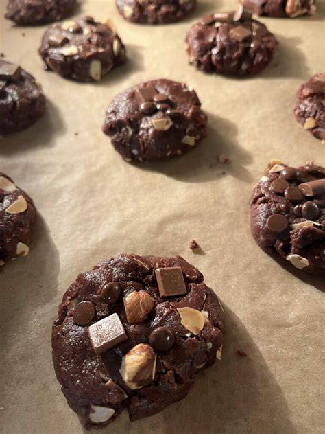 Erdnussbutter-Schoko-Cookies auf Backpapier