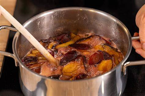 Erfolgreiches Umrühren und erneutes Aufkochen von Pflaumenmarmelade