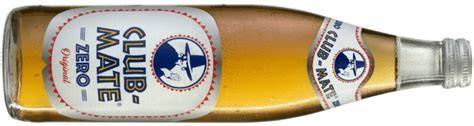 Erfrischende Club Mate Zero Dose mit Blick auf urbanen Hintergrund
