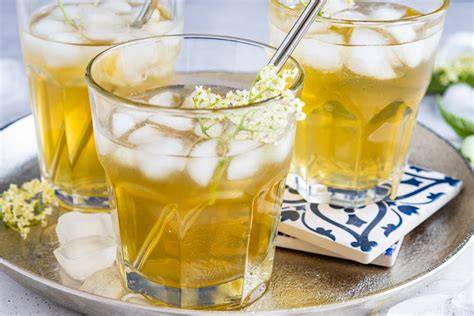 Erfrischende Holunderblüten-Limonade mit Eiswürfeln
