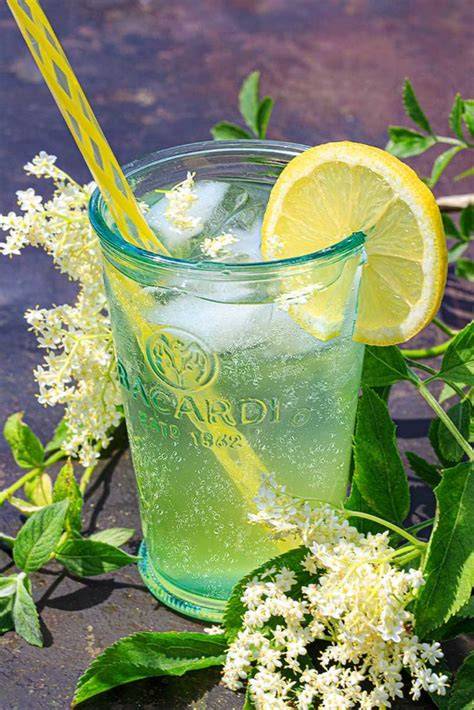 Erfrischende Holunderlimonade im Glas
