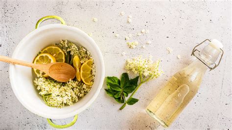 Erfrischende Low-Carb-Limonade mit Holunderblütensirup