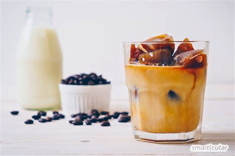 Erfrischender Eiskaffee im Glas mit Eiswürfeln