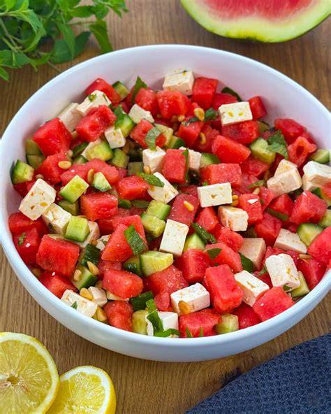 Erfrischender Wassermelonen-Feta-Salat mit gerösteten Pinienkernen und Minze