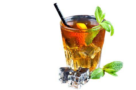 Erfrischendes Glas Minz-Eistee mit Eiswürfeln auf einer Gartenparty