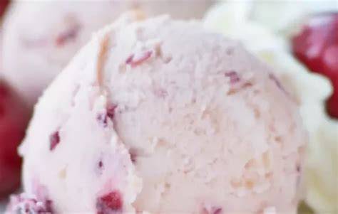 Erfrischendes Kirsch-Eis Dessert