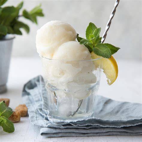 Erfrischendes Zitronensorbet in Glasschale mit Minze