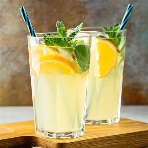 Erfrischungsgetränk und Limonade mit Johannisbeersaft, serviert im Sommer