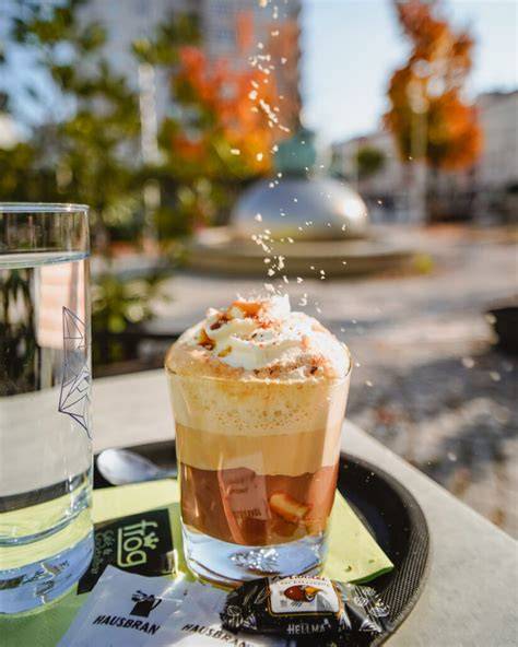 Erlebnis: Marzipanverkostung im Café in Lübeck