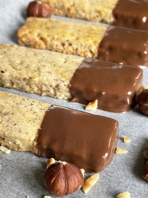 Erna-Sack-Torte angeschnitten mit Nussdekoration
