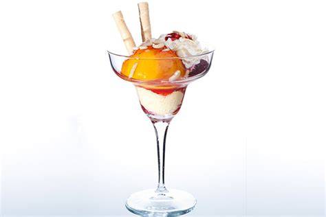 Escoffier servierte Pfirsich Melba in einem aus Eis geschnitzten Schwan