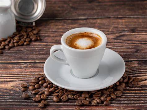 Espresso macchiato: kleine Milchhaube auf dem Espresso