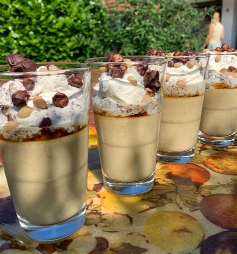 Espresso- oder Mokkadrink mit Sahnehaube und Schokoraspeln