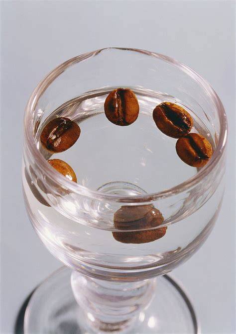 Espresso-Amaretti-Glas mit schokolierten Kaffeebohnen