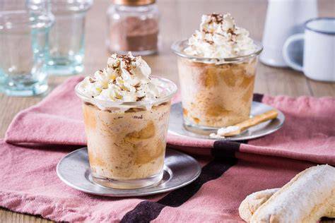 Espresso-Creme im Glas mit Sahnehaube