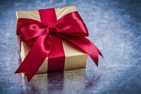 Espresso-Pralinen - Nahaufnahme von Karamell-Kaffee-Pralinen in Geschenkbox mit Schleife