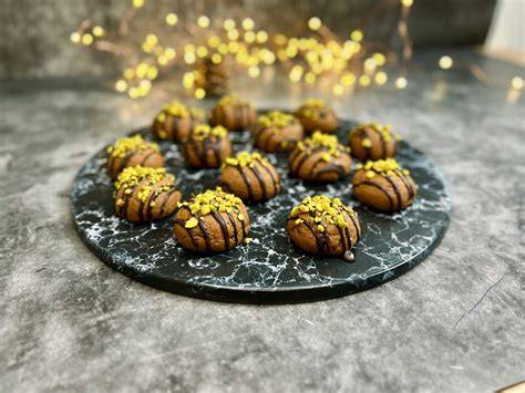 Espresso-Schoko-Muffins mit Dekorstreifen aus weißer Kuvertüre