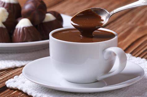 Espresso-Tasse mit dickflüssiger italienischer Trinkschokolade, löffelnd