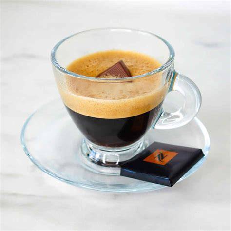 Espresso-Tasse mit dunkler Schokolade