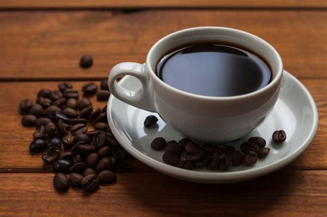 Espresso-Tasse und Bohnen Nahaufnahme