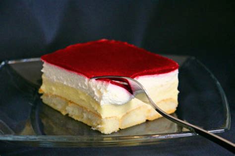 Espresso-getränkte Biskotten und Puddingcreme