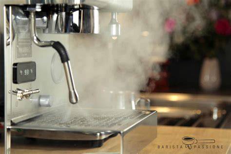 Espressomaschine mit Dampflanze beim Aufschäumen