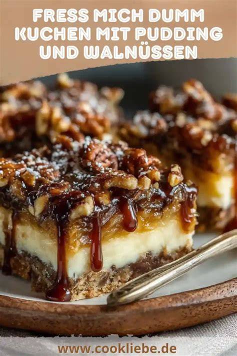 Ess-mich-doof-Kuchen auf dem Blech mit Puddingcreme, Walnüssen und Schokostreifen