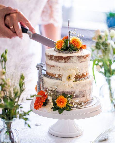 Essbare Blüten auf einer Naked Cake Hochzeitstorte