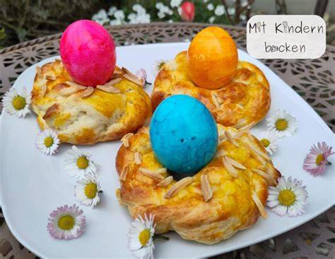 Essbare Osternester aus Quark-Öl-Teig mit bunten Ostereiern