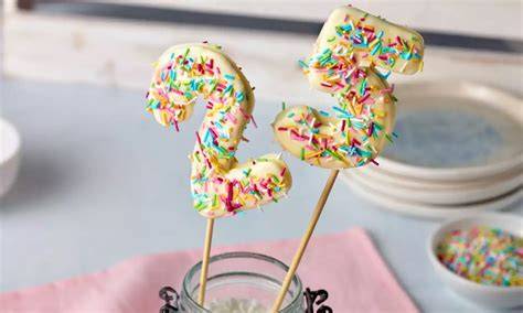 Essbarer Cake Topper mit Zahl aus Schokolade und Streuseln