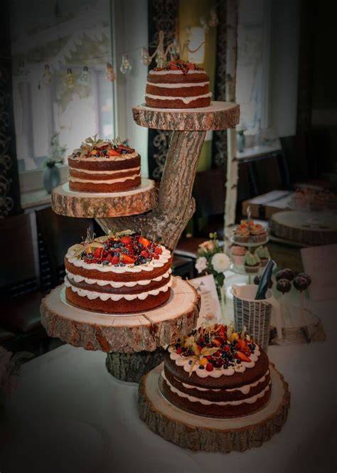 Etagere mit mehrstöckiger Hochzeitstorte in verschiedenen Formen