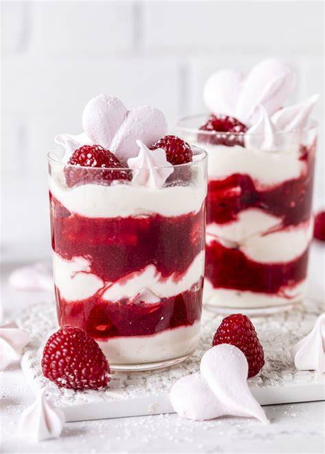 Eton Mess: geschichtete Baiser, Himbeeren und Sahne im Glas