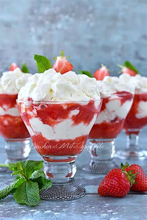 Eton Mess im Glas mit Himbeeren und Baiser