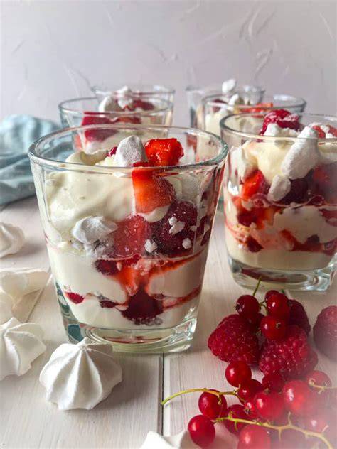 Eton Mess mit Baiser und Beeren